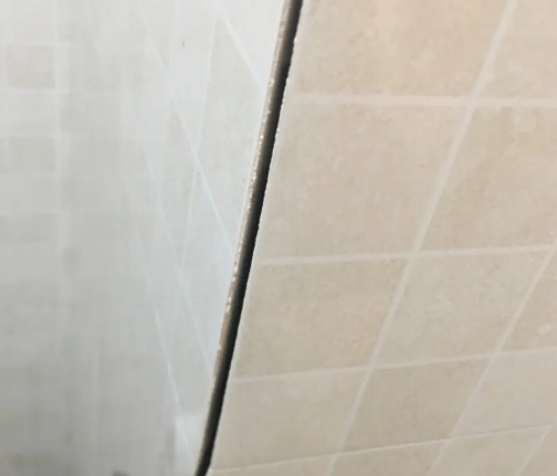 陇西瓷砖空鼓维修公司分享阳台瓷砖脱落的修复过程可以分为以下几个步骤