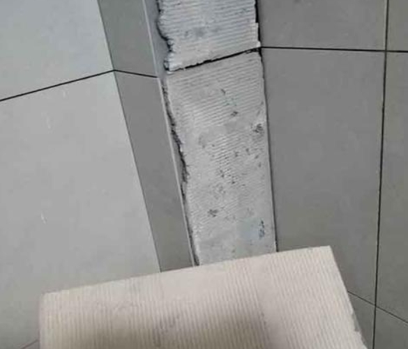 陇西瓷砖空鼓维修公司分享下厨房瓷砖脱落的补救措施。